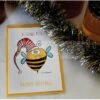 CARTE ILLUSTRATION C.DANA - JOYEUSES FETES - L'ABEILLE ATTITUDE -Outil Sapicoles Magasin carte illustration cdana joyeuses fetes abeille bonnet